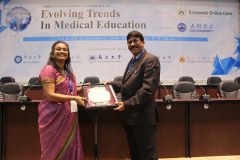 Dr. Prabhakar Gundala, Principal of Vydehi Institute of Medical Science and Research Center,  receiving a memento.JPG